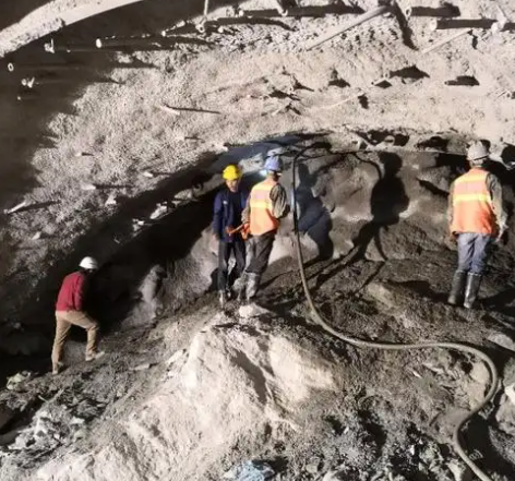 怒江拱顶带模注浆料的施工流程及注意事项